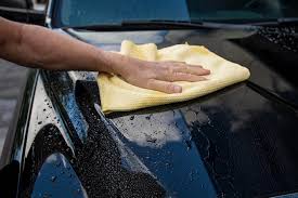 Limpia tu coche regularmente, la lluvia y el polen pueden acumularse 